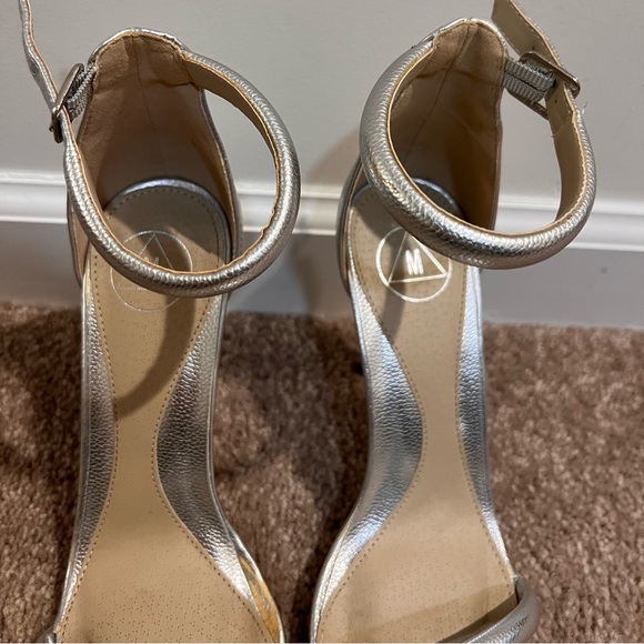 Missguided Metallic Silver High-heels with ankle strap - Picture 3 of 5